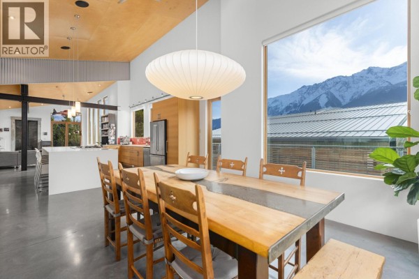 7465 Dogwood Street, Pemberton, BC V0N2L0 Photo 2