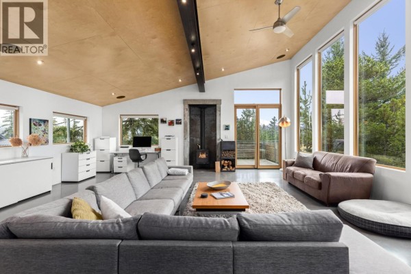 7465 Dogwood Street, Pemberton, BC V0N2L0 Photo 3