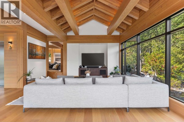 7465 Treetop Lane, Whistler, BC V8E0E9 Photo 5