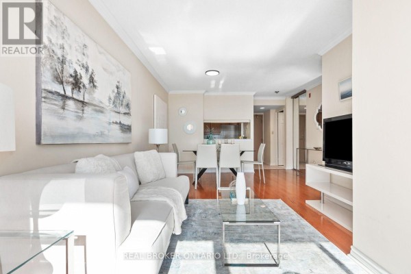 Living room - 747 - 24 Southport Street, Toronto, ON M6S4Z1 Photo 2