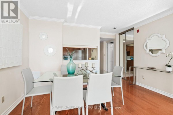 Dining room - 747 - 24 Southport Street, Toronto, ON M6S4Z1 Photo 3