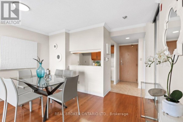 Kitchen - 747 - 24 Southport Street, Toronto, ON M6S4Z1 Photo 4