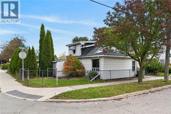 Living room - 747 Rennie Street, Hamilton, ON L8H3R4 Photo 3
