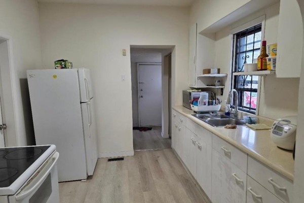 Kitchen - 747 Simcoe Street, Winnipeg, MB R3E2C3 Photo 3