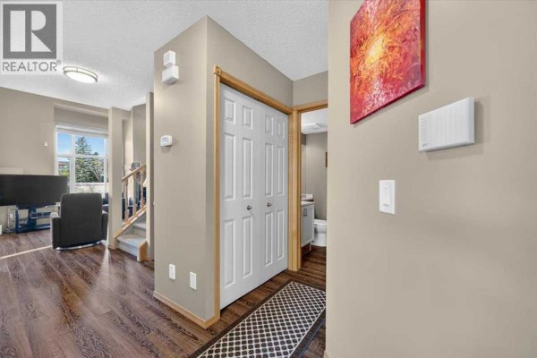 2pc Bathroom - 749 Sandringham Place Nw, Calgary, AB T3K3Z1 Photo 5