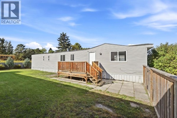 Living room - 75, 5344 76 Street, Red Deer, AB T4P2A6 Photo 3