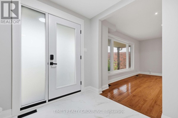 Living room - 75 Beswick Drive, Newmarket, ON L3Y1E8 Photo 4