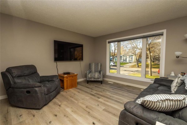 75 E. Fotheringham Drive, Brandon, MB R7B3A7 Photo 2