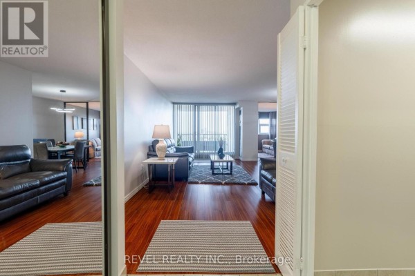 75 Emmett Avenue, Toronto, ON M6M5A7 Photo 5