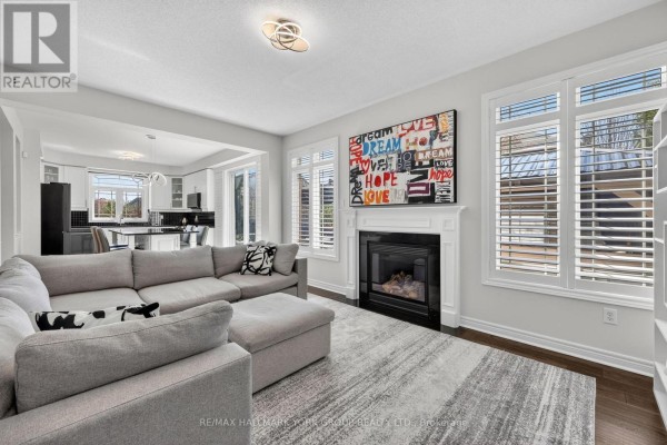 Living room - 75 Mclarty Gate, Aurora, ON L4G0G5 Photo 4