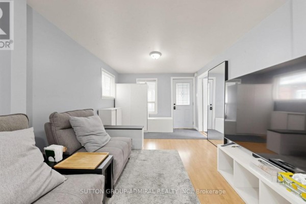 Living room - 75 Rockcliffe Boulevard, Toronto, ON M6N4R4 Photo 4
