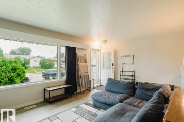 Kitchen - 7515 130 Av Nw, Edmonton, AB T5C1Y3 Photo 3