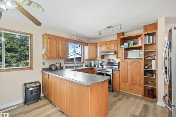 Kitchen - 7520 130 Av Nw, Edmonton, AB T5C1Y2 Photo 2