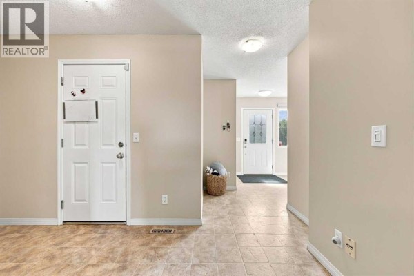 754 Luxstone Gate Sw, Airdrie, AB, photo 3