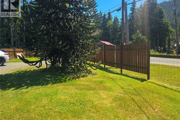 Kitchen - 754 Sayward Rd, Sayward, BC V0P1R0 Photo 5
