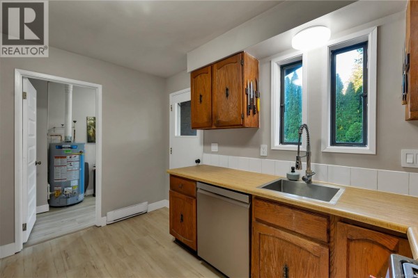 Kitchen - 756 Kalmar Rd, Campbell River, BC V9W5S4 Photo 4