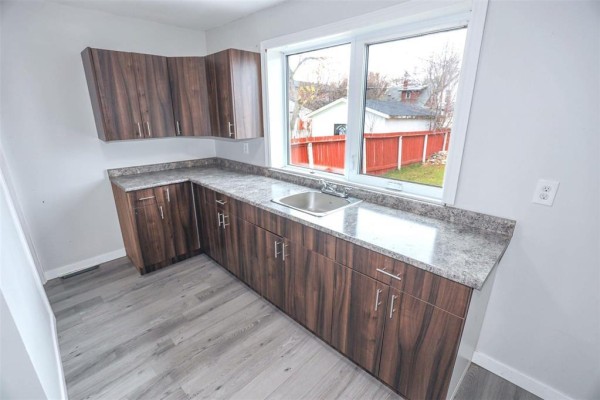 756 Manitoba Avenue, Winnipeg, MB R2W2H5 Photo 5