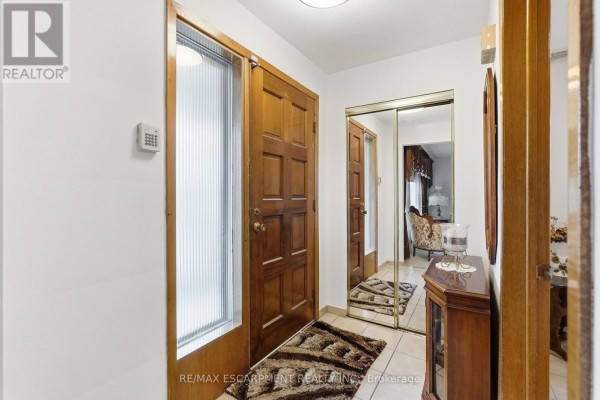 Laundry room - 7566 Netherwood Road, Mississauga, ON L4T2N9 Photo 4