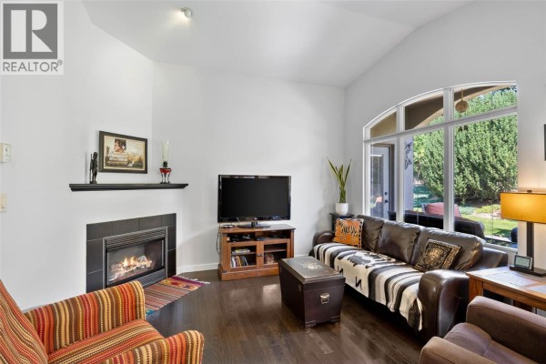 Living room - 757 Rosewood Crescent, Kamloops, BC V2H1S3 Photo 5