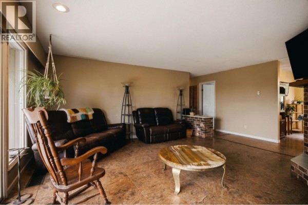 Eating area - 759 Winger Road, Williams Lake, BC V2G5J9 Photo 3