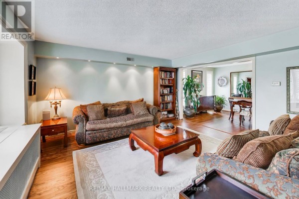Living room - 76 Ashbourne Drive, Toronto, ON M9B4H5 Photo 5