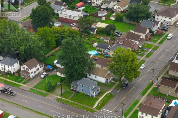 Aerial view of houses with pool and trees - 76 Bell Street Port Colborne