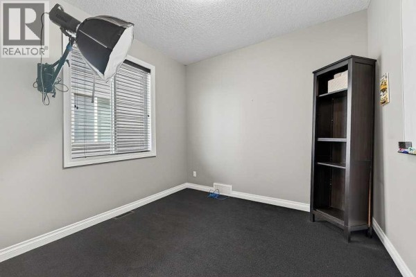 Living room - 76 Rainbow Falls Boulevard, Chestermere, AB T1X0S6 Photo 5