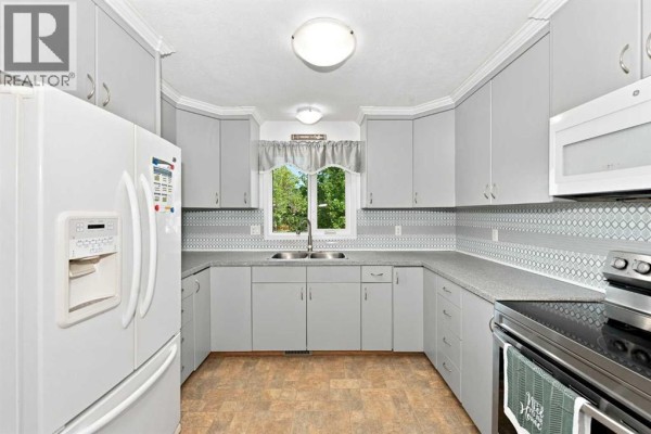 Primary Bedroom - 7601 41 Avenue, Camrose, AB T4V4C7 Photo 5