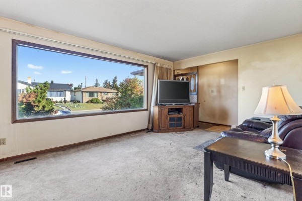 7615 135a Av Nw Nw, Edmonton, AB T5C2J2 Photo 5