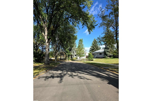 7615 89 Av Nw, Edmonton, AB T6C1N2 Photo 4