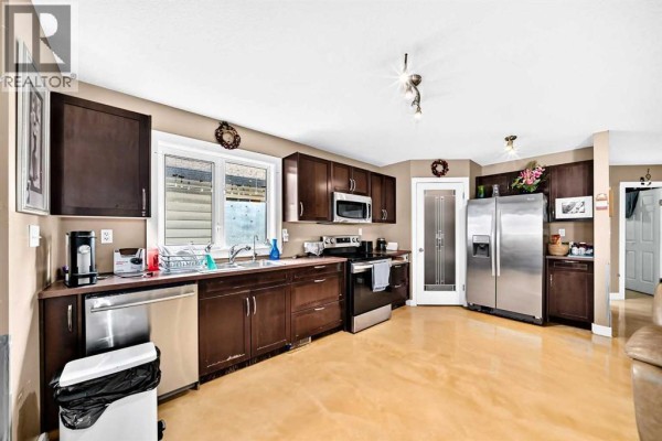 Primary Bedroom - 7616 23 Street Se, Calgary, AB T2C0Y1 Photo 3