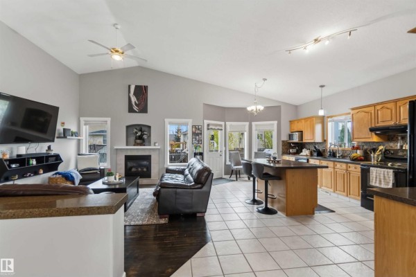 Kitchen - 7623 166 Av Nw, Edmonton, AB T5Z3V7 Photo 3