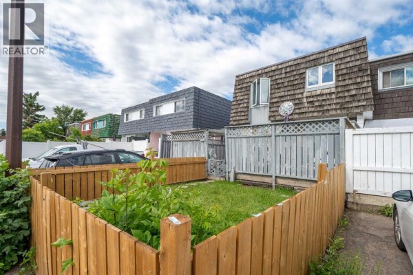 Family room - 7627 24a Street Se, Calgary, AB T2C0Z8 Photo 2