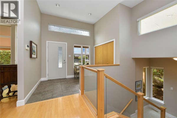 763 Sayward Hill Terr, Saanich, BC, photo 3