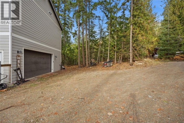 Kitchen - 7636 Mountain Drive, Anglemont, BC V0E1M8 Photo 2