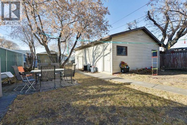 Living room - 7639 21 Street Se, Calgary, AB T2C0V6 Photo 5