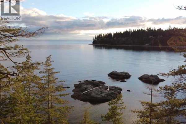 7643 Cove Beach Road, Halfmoon Bay, BC V7Z1C3 Photo 4