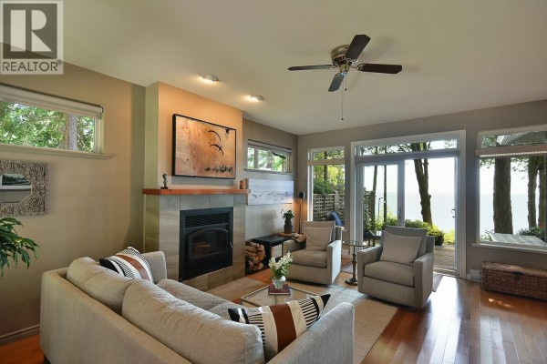 7647 Eureka Place, Halfmoon Bay, BC V7Z1A1 Photo 4
