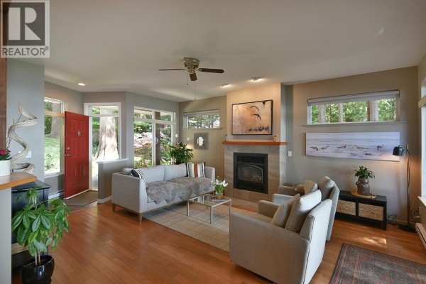 7647 Eureka Place, Halfmoon Bay, BC V7Z1A1 Photo 5