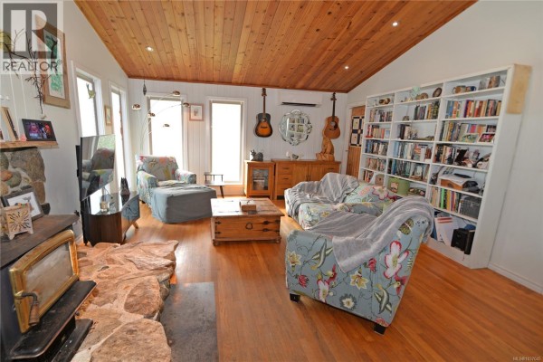 Living room - 765 Captain Ahab's Terr, Gabriola Island, BC V0R1X5 Photo 4