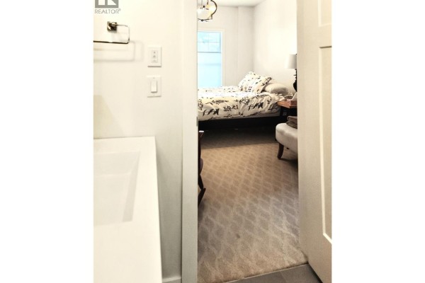 Full bathroom - 765 Kpokl Road, Invermere, BC V0A1K4 Photo 5