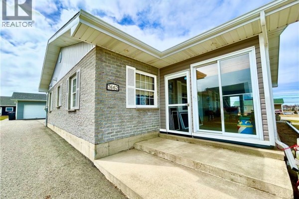 Living room - 7662 Du Havre, Bas Caraquet, NB E1W5X2 Photo 4