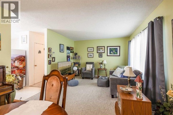 Bedroom - 77 9 Street Ne, Medicine Hat, AB T1A5S1 Photo 5