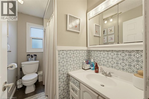 4pc Bathroom - 77 Eighth Avenue, Brantford, ON N3S1C4 Photo 4