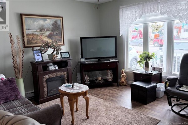 Living room - 77 Rue Nadeau, Saint Leonard, NB E7E2E7 Photo 5