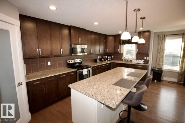 7704 Ellesmere Ln, Sherwood Park, AB T8H0P7 Photo 2