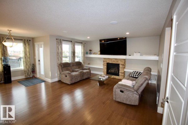 7704 Ellesmere Ln, Sherwood Park, AB T8H0P7 Photo 3