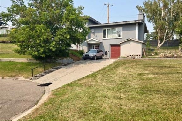Family room - 771 Dundas Street, Pincher Creek, AB T0K1W0 Photo 2