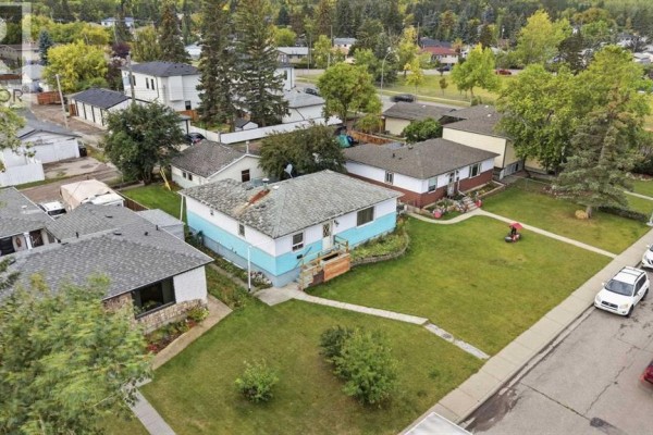 Bedroom - 7711 39 Avenue Nw, Calgary, AB T3B1X4 Photo 2