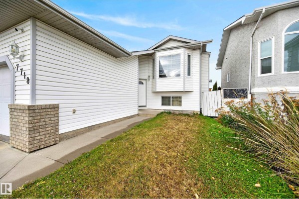 Kitchen - 7718 166a Av Nw, Edmonton, AB T5Z3V9 Photo 3